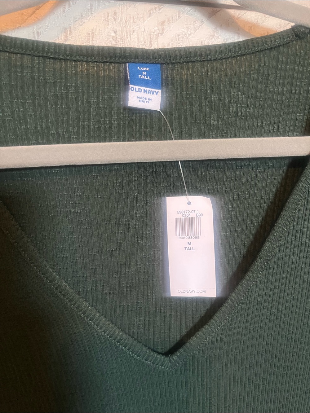 Women's Old Navy Luxe Dark Green V-Neck Ribbed Tee in M Tall - Picture 3 of 4